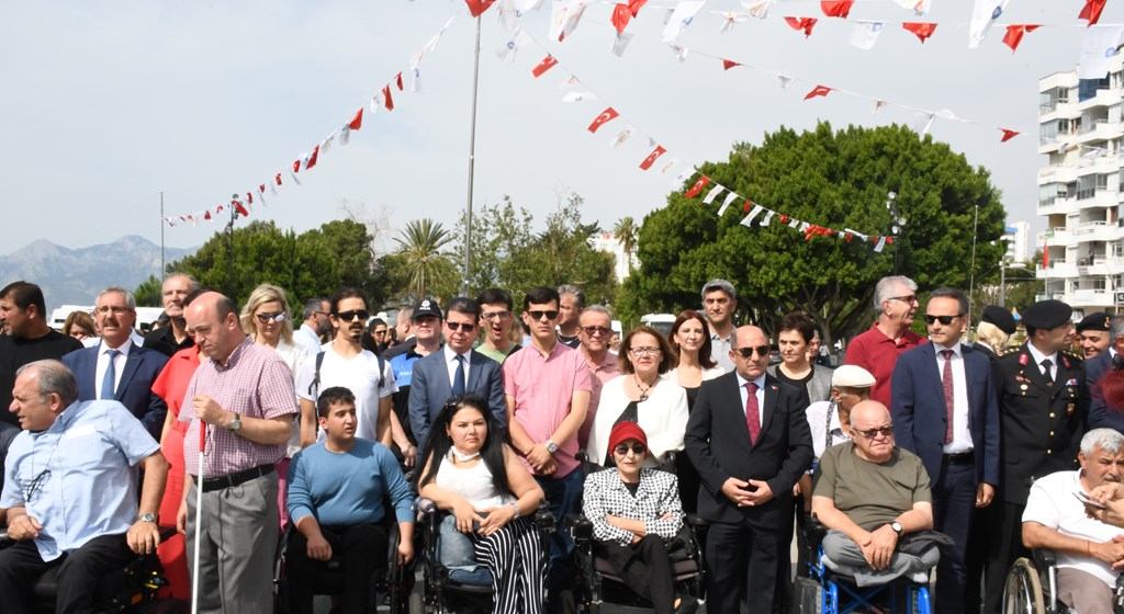 10-16 Mayıs Engelliler Haftası nedeniyle Cumhuriyet Meydanında Atatürk Anıtına Çelenk Sunma Törenini Gerçekleştirdik