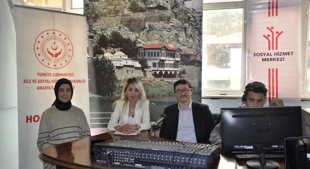 15-21 Mayıs #AileHaftası etkinlikleri kapsamında Bakanlığımız hizmet modellerinden #KoruyucuAile, #EvdeBakım ve #SED hizmetlerimizin tanıtımı ART Amasya Radyosu'na konuk olarak yapıldı.