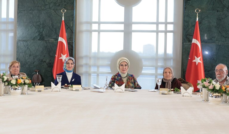 Emine Erdoğan Hanımefendi ve Bakanımız Mahinur Özdemir Göktaş huzurevi sakinleri ile iftarda buluştu