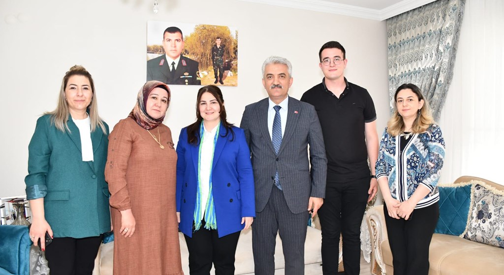 Sayın Valimiz Mehmet MAKAS, eşi Elif MAKAS Hanımefendi ve İl Müdürümüz Sayın Çiğdem AÇIKYILDIZ KAZEL Şehit ailesine ziyarette bulundular.