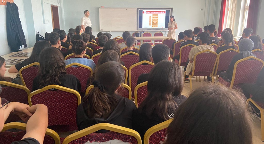 #SilifkeŞÖNİM tarafından Silifke Fen Lisesi öğrencilerine "Kadına Yönelik Şiddetle Mücadele" ve " Erken Yaşta ve Zorla Evliliklerle Mücadele" konularında eğitim verildi.