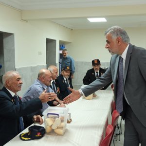Halk Ozanları ve Gazilerden Huzurevi Sakinlerimize Anlamlı Ziyaret: Gönüllerince Eğlendiler - fotoğraf 1