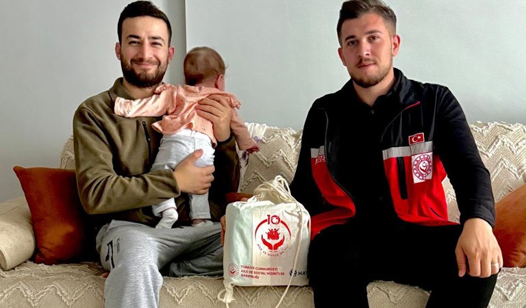Hayat Bağı Projesi Kapsamında Ailelere Bebek Bakım Çantası Desteği