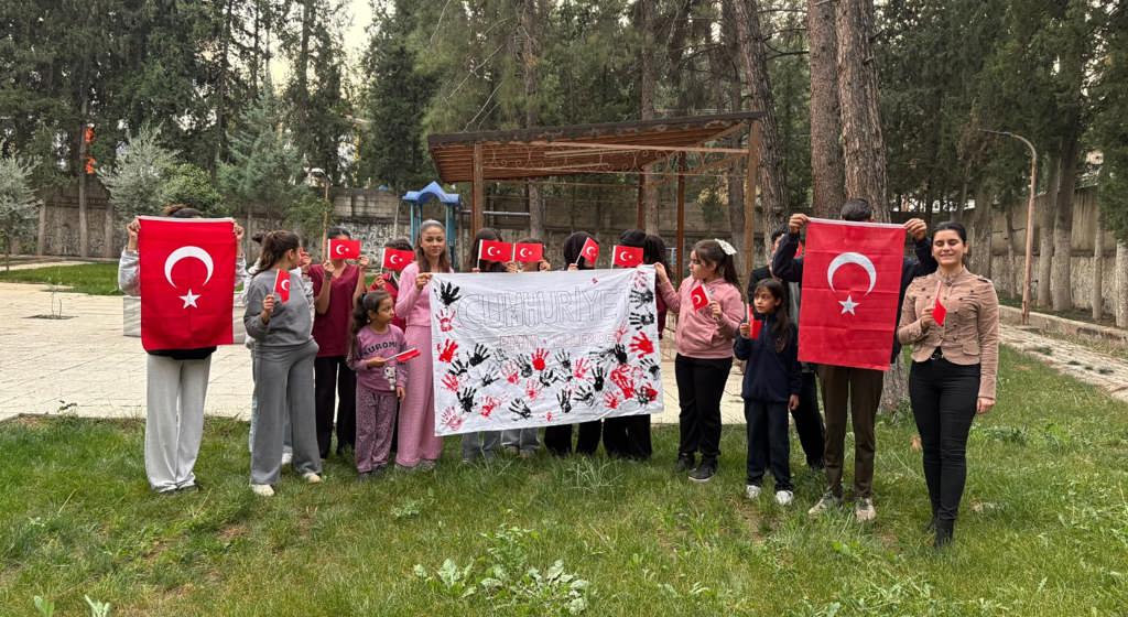 Kilis Çocuk Hakları Komitesi’nden “Cumhuriyet Emin Ellerde” Yürüyüşü