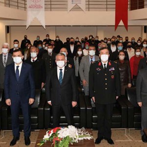 Sayın Cumhurbaşkanımız tarafından şehitlerimizin kıymetli ailelerine ve kahraman gazilerimize tevdi edilen Devlet Övünç Madalya ve Beratı Tevcih Töreni Valimizin katılımıyla gerçekleştirildi - fotoğraf 1