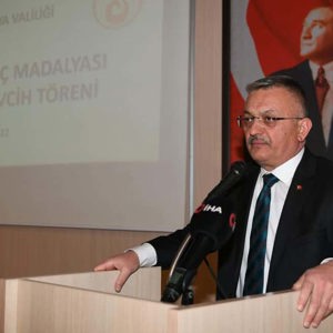 Sayın Cumhurbaşkanımız tarafından şehitlerimizin kıymetli ailelerine ve kahraman gazilerimize tevdi edilen Devlet Övünç Madalya ve Beratı Tevcih Töreni Valimizin katılımıyla gerçekleştirildi - fotoğraf 2
