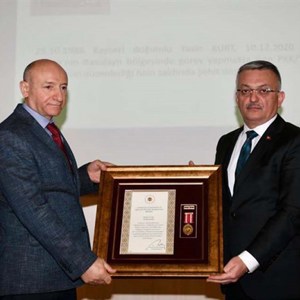 Sayın Cumhurbaşkanımız tarafından şehitlerimizin kıymetli ailelerine ve kahraman gazilerimize tevdi edilen Devlet Övünç Madalya ve Beratı Tevcih Töreni Valimizin katılımıyla gerçekleştirildi - fotoğraf 4