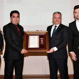 Sayın Cumhurbaşkanımız tarafından şehitlerimizin kıymetli ailelerine ve kahraman gazilerimize tevdi edilen Devlet Övünç Madalya ve Beratı Tevcih Töreni Valimizin katılımıyla gerçekleştirildi - fotoğraf 5