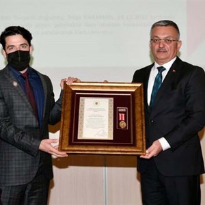 Sayın Cumhurbaşkanımız tarafından şehitlerimizin kıymetli ailelerine ve kahraman gazilerimize tevdi edilen Devlet Övünç Madalya ve Beratı Tevcih Töreni Valimizin katılımıyla gerçekleştirildi - fotoğraf 6