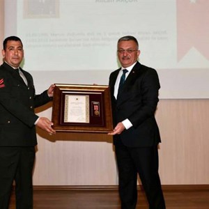 Sayın Cumhurbaşkanımız tarafından şehitlerimizin kıymetli ailelerine ve kahraman gazilerimize tevdi edilen Devlet Övünç Madalya ve Beratı Tevcih Töreni Valimizin katılımıyla gerçekleştirildi - fotoğraf 7