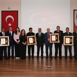 Sayın Cumhurbaşkanımız tarafından şehitlerimizin kıymetli ailelerine ve kahraman gazilerimize tevdi edilen Devlet Övünç Madalya ve Beratı Tevcih Töreni Valimizin katılımıyla gerçekleştirildi - fotoğraf 8