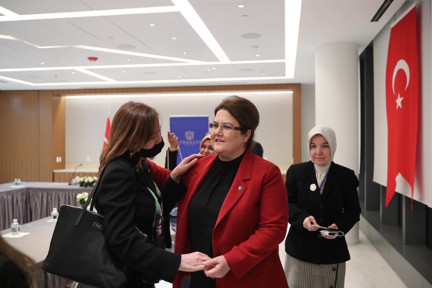 Bakanımız Derya Yanık New York’ta Kadın Kanaat Önderleri İle Bir Araya Geldi