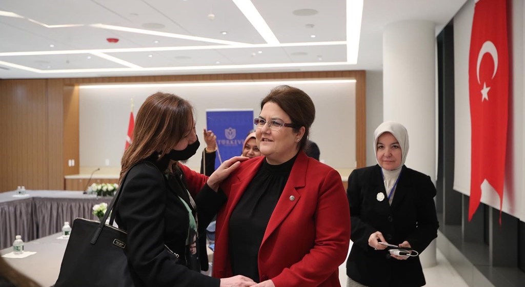 Bakanımız Derya Yanık New York’ta Kadın Kanaat Önderleri İle Bir Araya Geldi