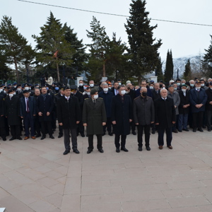 18 Mart Şehitleri Anma Günü Programı Kapsamında Şehitlik Ziyaret Edildi - fotoğraf 2
