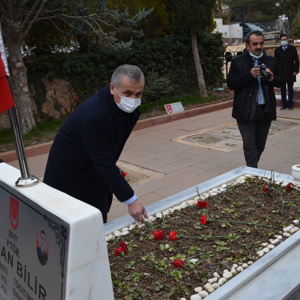 18 Mart Şehitleri Anma Günü Programı Kapsamında Şehitlik Ziyaret Edildi - fotoğraf 10