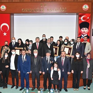 Şehitlerimizin Aileleri ve Gazilerimize Devlet Övünç Madalyası ve Beratı, Cumhurbaşkanımız Adına, Valimiz Dr. Erdinç Yılmaz Tarafından Verildi - fotoğraf 1