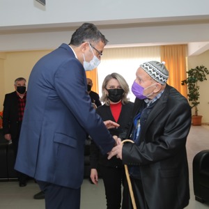 Sayın Valimiz Ali Çelik Huzurevi Sakinlerini Ziyaret Etti - fotoğraf 2