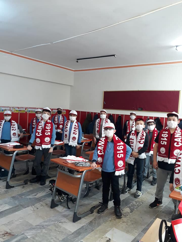 Çanakkale Savaşı ve Şehitleri Anma Gününde  "Çanakkale Atkısı ve Şapka" hediye edildi. 