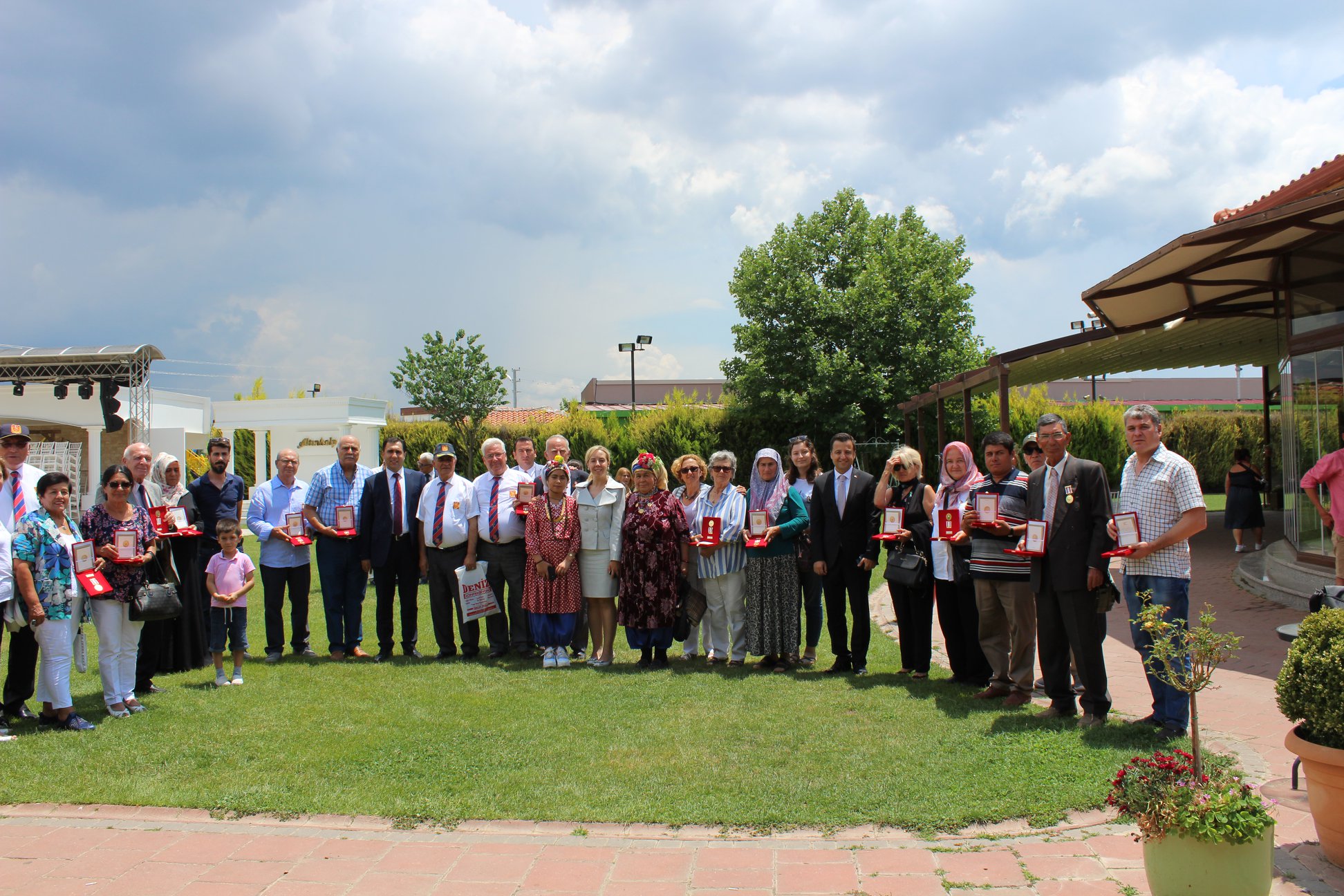 İlimizde ikamet eden 34 Kıbrıs Gazisi’ne Kuzey Kıbrıs Türk Cumhuriyeti Milli Mücadele Madalyası ve Beratı Tevcih Töreni Valimiz Esengül Civelek'in katılımıyla gerçekleştirildi.