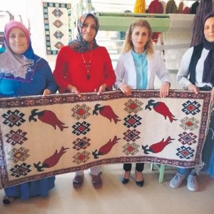 İlmek ilmek işledikleri halılar hayatları oldu - fotoğraf 3
