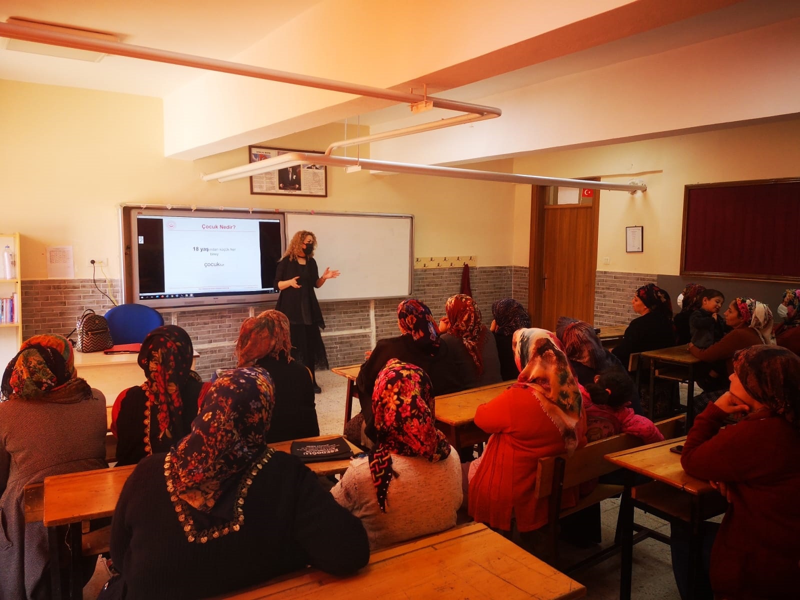 Altınözü Sosyal Hizmet Merkezi tarafından Hanyolu Ortaokulu 5.Sınıf velilerine “Erken Yaşta ve Zorla Evliliklerle Mücadele” konulu seminer verildi.