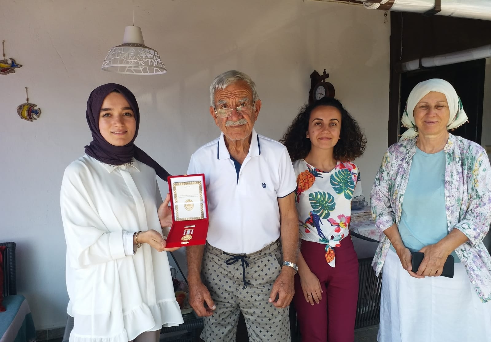 Sayın Valimiz Esengül Civelek başkanlığında gerçekleştirilen Kuzey Kıbrıs Türk Cumhuriyeti Milli Mücadele Madalyası ve Beratı Tevcih Törenine katılamayan Gazilerimize madalyalarını ve beratlarını evlerinde vermeye devam ediyoruz.