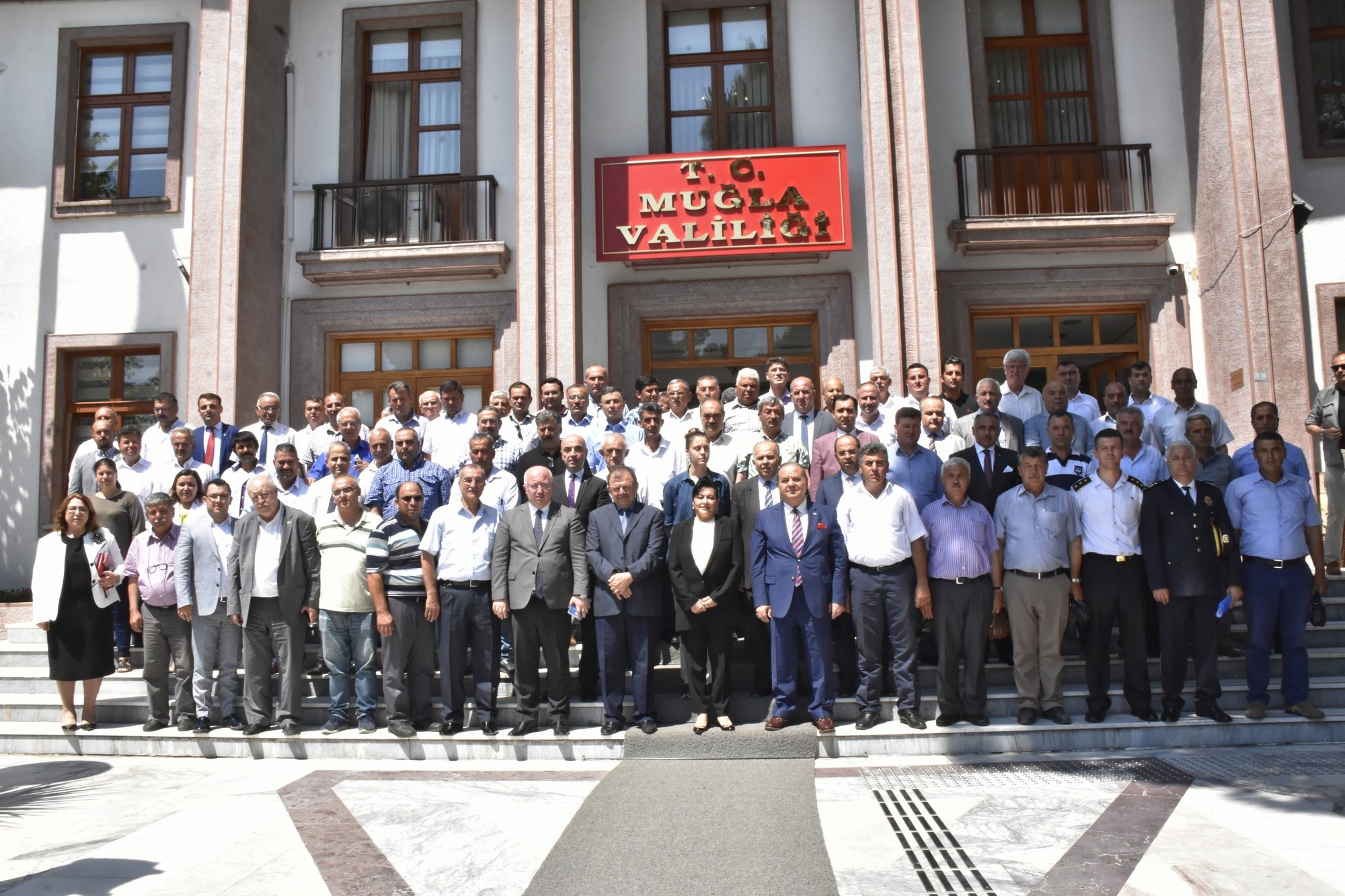 Muhtarların ihtiyaçlarını tespit etmek, sorunlarına çözüm üretmek amacıyla Valimiz Esengül Civelek başkanlığında Menteşe ilçesi Mahalle Muhtarlarının katılımı ile toplantı gerçekleştirildi.