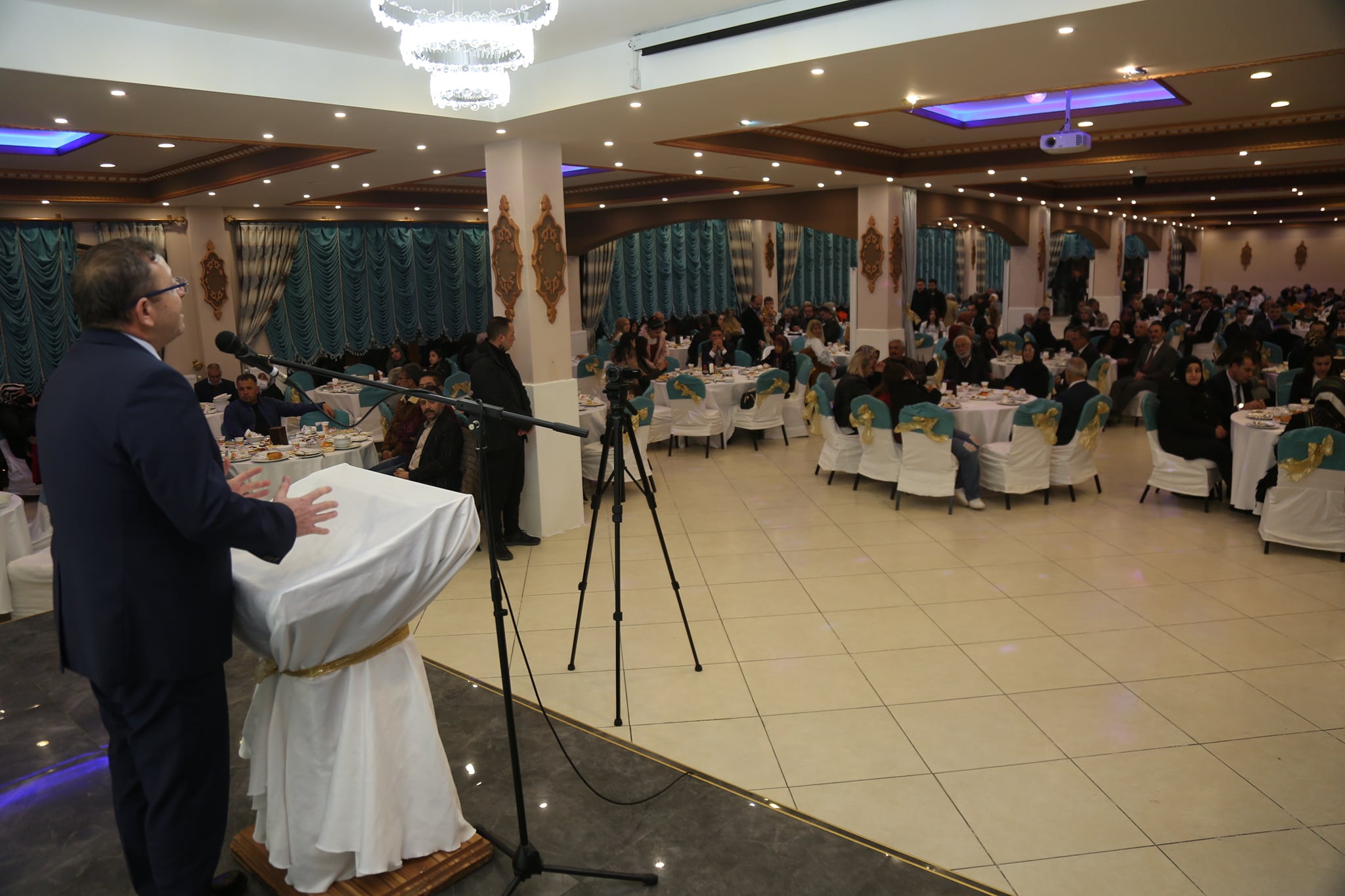 Yozgat Valiliği tarafından hazırlanan iftar programında, şehit aileleri ve gaziler bir araya geldi.