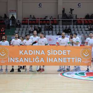 Basketbol ve Futbol Maçlarında “Kadına Şiddet İnsanlığa İhanettir” Pankartı Açıldı - fotoğraf 4
