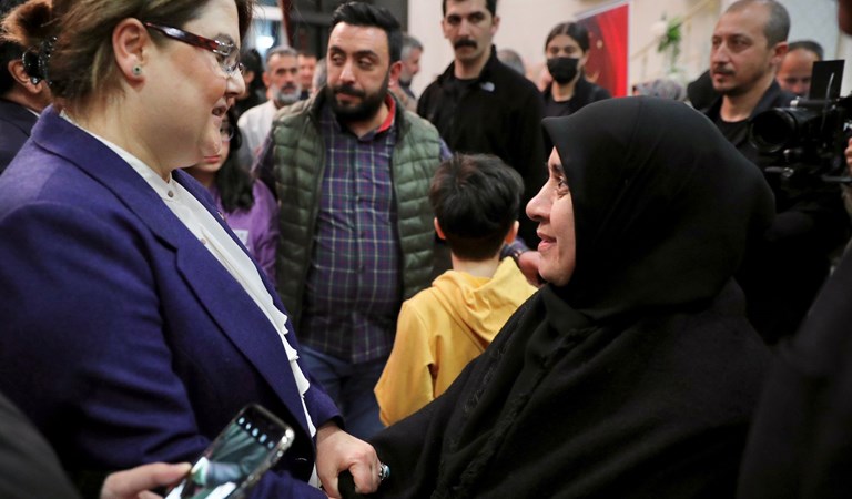 Bakanımız Derya Yanık 15 Temmuz Şehitlerinin Aileleriyle İftarda Bir Araya Geldi