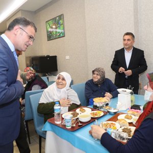 Valimiz Sayın Dr. Ozan BALCI, Huzurevi Sakinlerimizle İftar Yemeğinde Bir Araya Geldi - fotoğraf 1