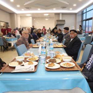 Valimiz Sayın Dr. Ozan BALCI, Huzurevi Sakinlerimizle İftar Yemeğinde Bir Araya Geldi - fotoğraf 4