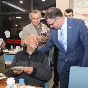 Valimiz Sayın Dr. Ozan BALCI, Huzurevi Sakinlerimizle İftar Yemeğinde Bir Araya Geldi - fotoğraf 6