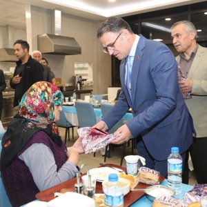 Valimiz Sayın Dr. Ozan BALCI, Huzurevi Sakinlerimizle İftar Yemeğinde Bir Araya Geldi - fotoğraf 7