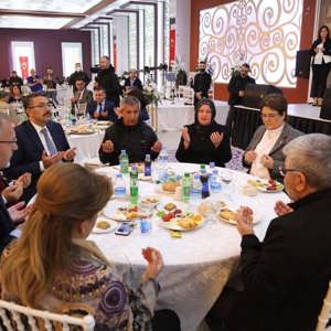 Sayın Bakanımız Derya Yanık Şehit Yakınlarıyla İftar Yaptı - fotoğraf 4