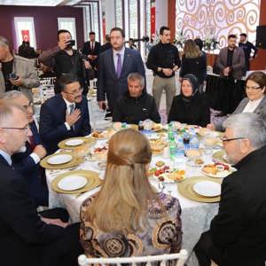 Sayın Bakanımız Derya Yanık Şehit Yakınlarıyla İftar Yaptı - fotoğraf 3