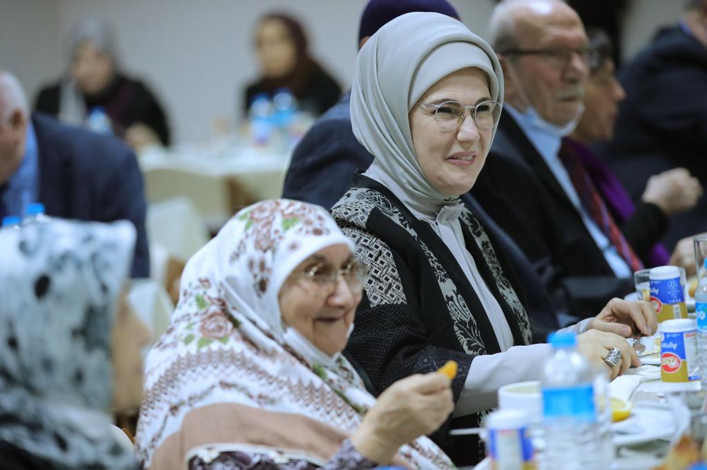 Emine Erdoğan Hanımefendi ve Bakanımız Derya Yanık Huzurevi Sakinleri ile İftar Yaptı