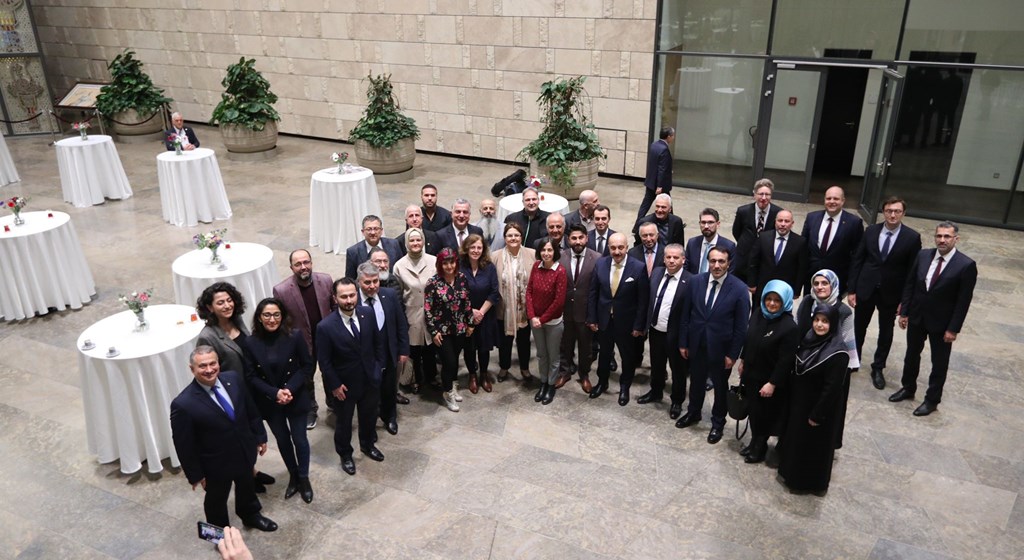 Bakanımız Derya Yanık Berlin'de Türk Toplumu Temsilcileriyle Bir Araya Geldi