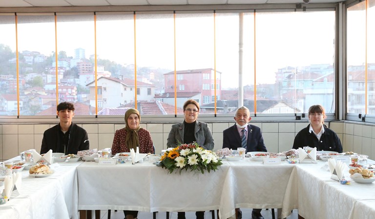 Aile ve Sosyal Hizmetler Bakanımız Derya Yanık Zonguldak'ta Temaslarda Bulundu