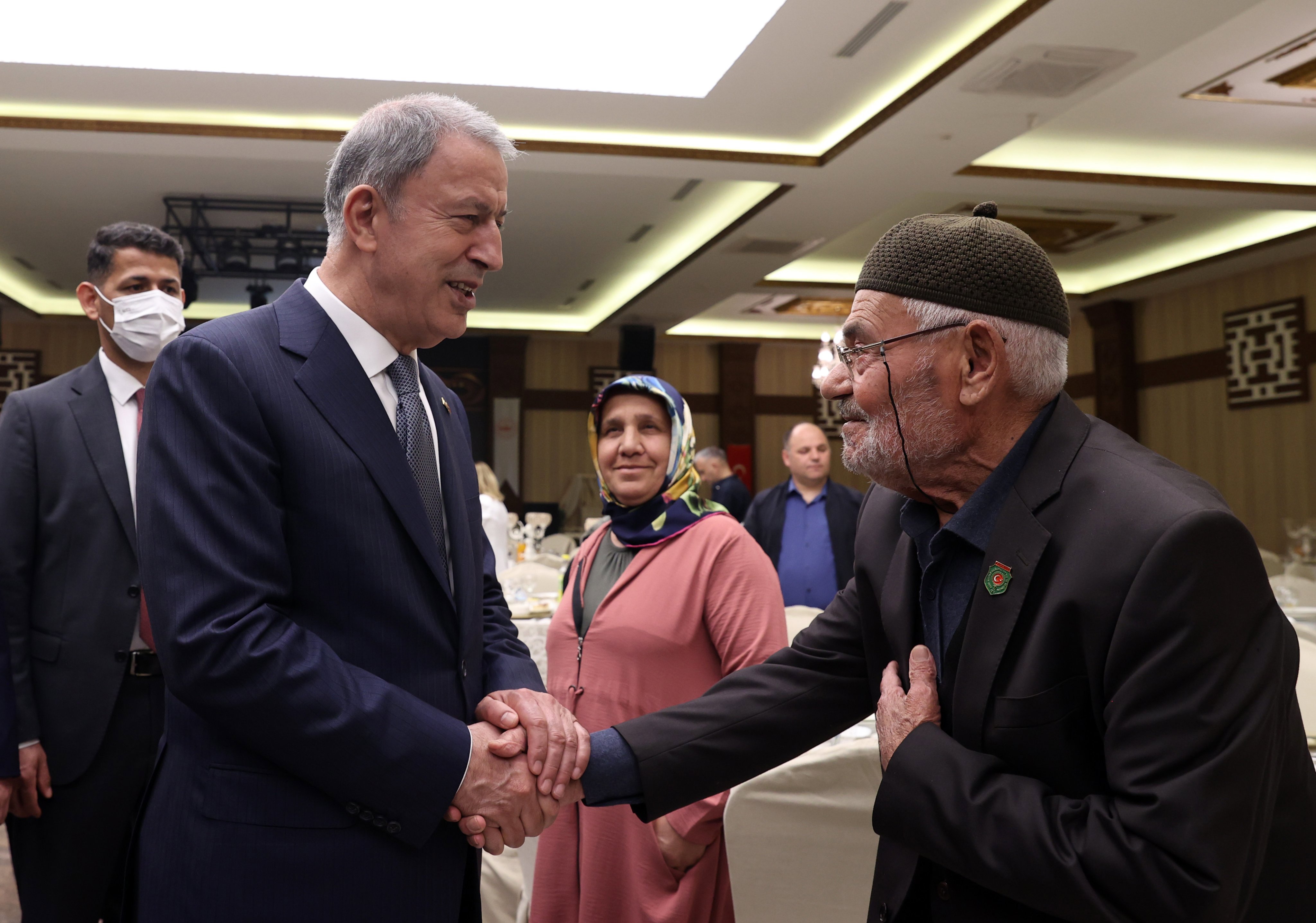 Millî Savunma Bakanı Hulusi Akar, Şehit Aileleri ve Gazilerle İftarda Bir Araya Geldi - fotoğraf 7