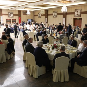 Millî Savunma Bakanı Hulusi Akar, Şehit Aileleri ve Gazilerle İftarda Bir Araya Geldi - fotoğraf 11