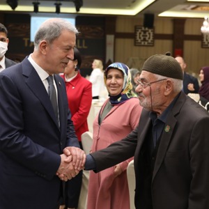 Millî Savunma Bakanı Hulusi Akar, Şehit Aileleri ve Gazilerle İftarda Bir Araya Geldi - fotoğraf 16
