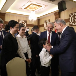 Millî Savunma Bakanı Hulusi Akar, Şehit Aileleri ve Gazilerle İftarda Bir Araya Geldi - fotoğraf 17