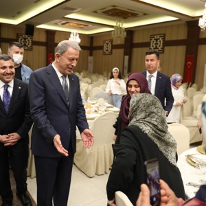 Millî Savunma Bakanı Hulusi Akar, Şehit Aileleri ve Gazilerle İftarda Bir Araya Geldi - fotoğraf 24