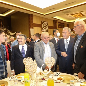 Millî Savunma Bakanı Hulusi Akar, Şehit Aileleri ve Gazilerle İftarda Bir Araya Geldi - fotoğraf 28