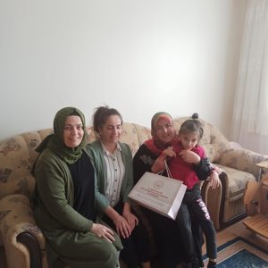 Müdürlüğümüzden hizmet alan annelerimiz ziyaret edilerek anneler günü kutlandı. - fotoğraf 4