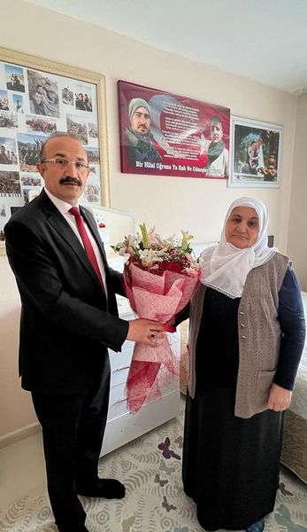 Yozgat Aile ve Sosyal Hizmetler İl Müdürü Abdullah Neşeli, Anneler Gününde Şehit Anneleri ile Huzurevini Ziyaret etti.  