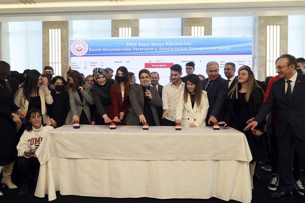 Devlet korumasında yetişen gençler kamudaki kadrolara atanacak