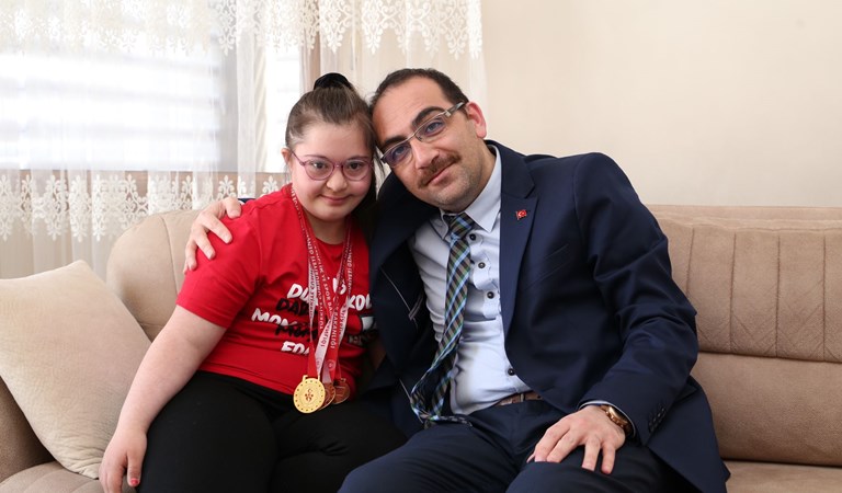 İl Müdürümüz Cüneyd Özdemir’den Şampiyon Sporcu Kızımıza Ziyaret