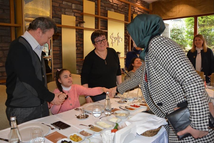 Hatice Nur Yerlikaya Hanımefendi kaymakam eşleriyle Koruyucu Aile Toplantısında buluştu 